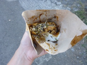 Street food : riz, tofu et sauce aux cacahuètes 