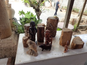 ils utilisent différents bois notamment des ébènes, de l’hibiscus et le fameux bois crocodile qu'on ne trouve qu'à Bali