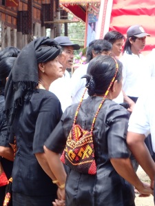 les femmes et leur sac traditionnel, contenant les cigarettes