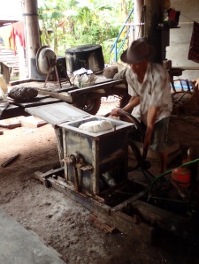 La pâte est fabriquée à partir de sel, de riz et d'eau (qui provient du Mekong ou de l'eau de pluie) elle est cuite 2 fois