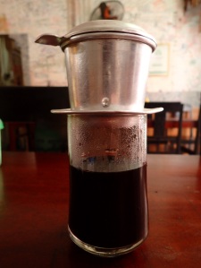 Un petit café pour se réchauffer. Le café Vietnamien est juste délicieux !